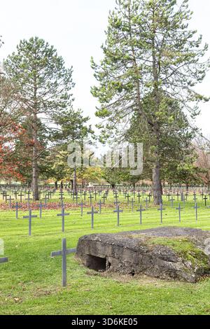 Croci tombe con i nomi dei soldati tedeschi caduti si trovano nel cimitero di guerra tedesco di Neuville-St Vaast, che è stata un'erita mondiale dell'UNESCO Foto Stock