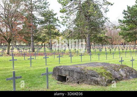 Croci tombe con i nomi dei soldati tedeschi caduti si trovano nel cimitero di guerra tedesco di Neuville-St Vaast, che è stata un'erita mondiale dell'UNESCO Foto Stock