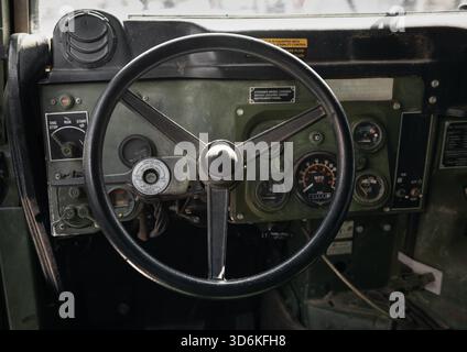 Al volante di un vecchio camion verde dell'esercito. Interni di veicoli militari d'epoca - il punto di vista del conducente. Foto Stock