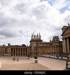 Woodstock, Regno Unito, 12 luglio 2023, storico edificio barocco con alte finestre ad arco e colonne in pietra che riflettono l'eleganza europea senza tempo. Foto Stock