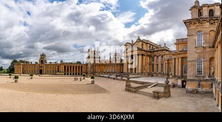 Woodstock, Regno Unito, 12 luglio 2023, storico edificio barocco con alte finestre ad arco e colonne in pietra che riflettono l'eleganza europea senza tempo. Foto Stock