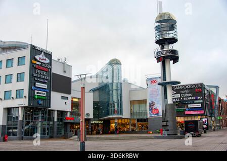 Rovaniemi, Finlandia - 11 ottobre 2024: Edifici commerciali nella capitale della Lapponia Foto Stock