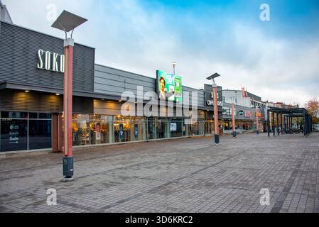 Rovaniemi, Finlandia - 11 ottobre 2024: Edifici commerciali nella capitale della Lapponia Foto Stock