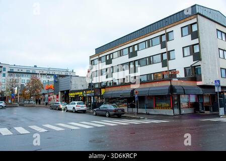 Rovaniemi, Finlandia - 11 ottobre 2024: Edifici commerciali nella capitale della Lapponia Foto Stock