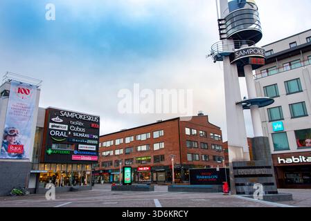 Rovaniemi, Finlandia - 11 ottobre 2024: Edifici commerciali nella capitale della Lapponia Foto Stock