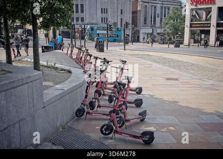 11 giugno 2025. Liverpool, Merseyside, Regno Unito. Circa 2.000 e-scooter sono disponibili per il noleggio nel centro della città e nelle aree circostanti Foto Stock
