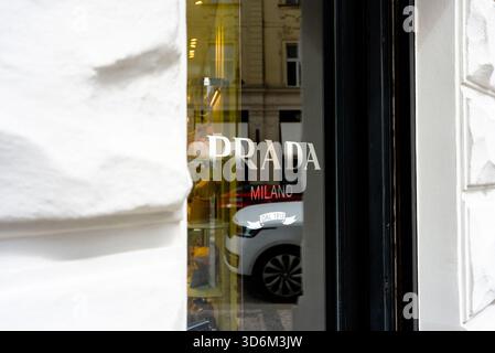 Praga, Repubblica Ceca - 09.05.2025: Insegna del negozio Prada di lusso. Foto Stock