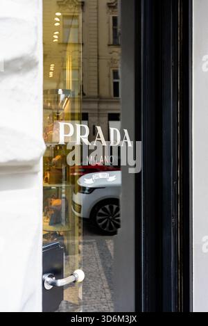 Praga, Repubblica Ceca - 09.05.2025: Insegna del negozio Prada di lusso. Foto Stock