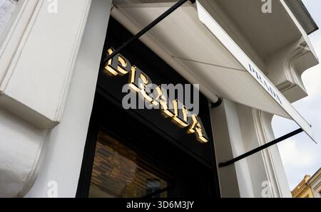 Praga, Repubblica Ceca - 09.05.2025: Insegna del negozio Prada di lusso. Foto Stock