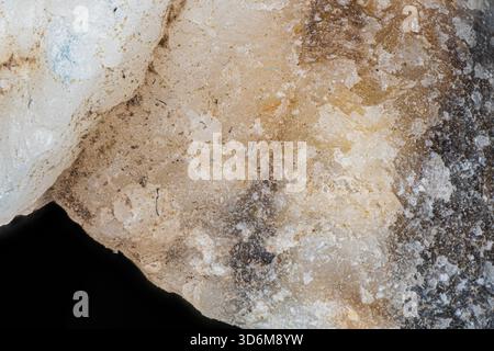 Primo piano della struttura cristallina beige con depositi minerali simili al sale Foto Stock