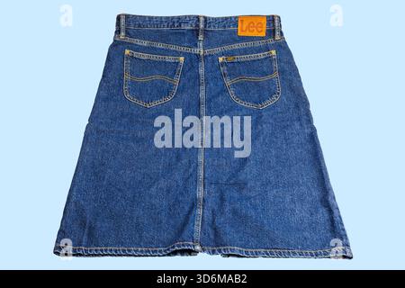 Vista posteriore della gonna in denim LEE blu isolata su sfondo azzurro. Foto Stock