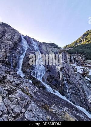 Siklawa (Wodospad Siklawy), Dolina Pięciu Stawów Polskich, Monti Tatra, Polonia – cascata nella valle alpina all'inizio dell'inverno. Foto Stock