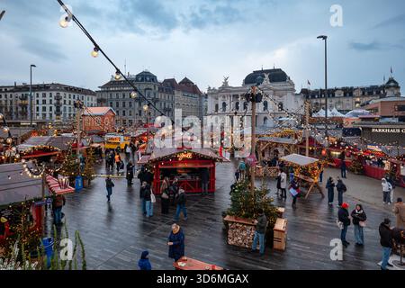 Zurigo, Svizzera, 20 novembre 2025. Persone che visitano negozi pop-up e bancarelle al mercato di Natale di Sechselautenplatz. Nuvoloso in prima serata, molti h Foto Stock