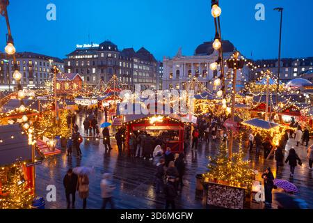 Zurigo, Svizzera, 20 novembre 2025. Persone che visitano negozi pop-up e bancarelle al mercato di Natale di Sechselautenplatz. Ora blu nuvolosa, molti hangi Foto Stock