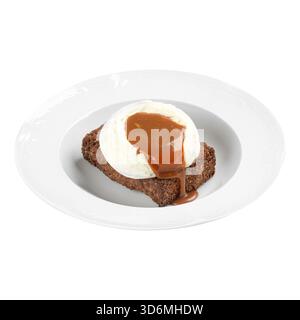Brownie isolato con gelato e caramello Foto Stock