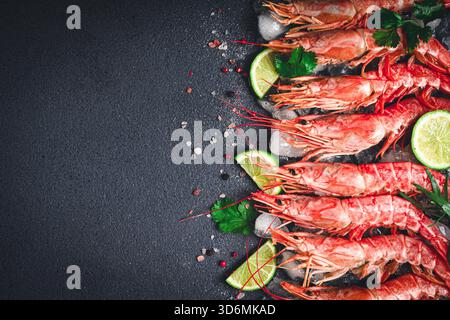 Langoustines, australiano, fresco congelato sul ghiaccio, vista dall'alto, lime e verdi, Foto Stock