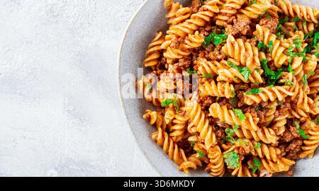 pasta al sugo, pasta con carne macinata, fondo grigio, pasta fatta in casa, fusilli, non c'è gente, Foto Stock