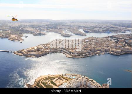 Vista aerea su Floriana e Grand Harbor, la Valletta, Malta. Con Apollo Deltajet flexwing microlight in alto. Foto Stock