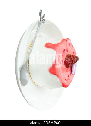 La torta alle fragole con panna glassata in un mini piatto bianco con un cucchiaio d'argento o un cucchiaio da tè è isolata su sfondo bianco con percorso di ritaglio. Foto Stock