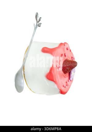 La torta alle fragole con panna glassata e mini cucchiaio d'argento o cucchiaio da tè è isolata su sfondo bianco con percorso di ritaglio. Foto Stock