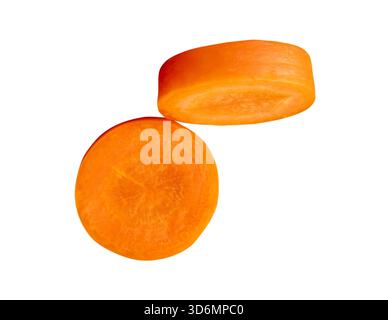 La vista frontale delle fette di carota arancione nella pila è isolata su sfondo bianco con percorso di ritaglio. Foto Stock
