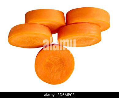 La vista frontale delle fette di carota arancione nella pila è isolata su sfondo bianco con percorso di ritaglio. Foto Stock