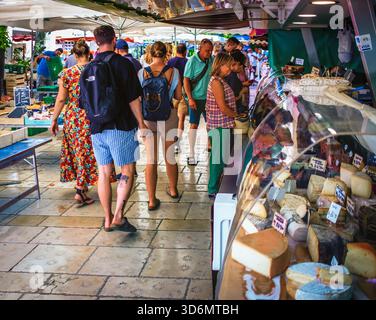 Cassis, Francia, 3 settembre 2025, vista di alcune persone in un camion del formaggio nella città mercato Foto Stock