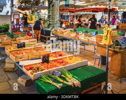 Cassis, Francia, 3 settembre 2025, veduta di un chiosco di frutta e verdura nella città mercato Foto Stock