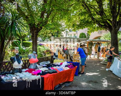 Cassis, Francia, 3 settembre 2025, veduta di alcune persone nella città mercato Foto Stock