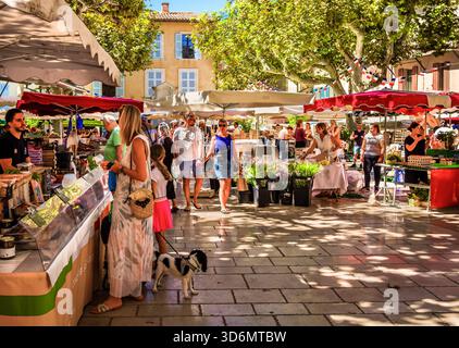 Cassis, Francia, 3 settembre 2025, veduta di alcune persone nella città mercato Foto Stock