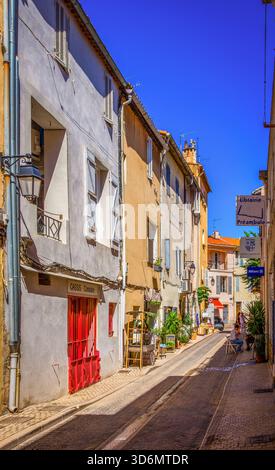 Cassis, Francia, 3 settembre 2025, veduta di una scena urbana su Pierre Eydin Street Foto Stock