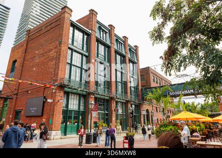 Persone all'aperto vicino ai vecchi edifici del Distillery District, Toronto, Canada Foto Stock