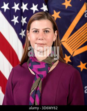 Elissa B. Slotkin posa per una foto ufficiale allo studio di ritratti del Pentagono a Washington D.C., 26 marzo 2014. (Foto U.S. Army di Eboni L. Everson-Myart/non recensito) Foto Stock