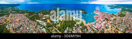 Vista panoramica aerea della città di Rovigno e della costa panoramica dell'Istria. Mare Adriatico della Croazia Foto Stock