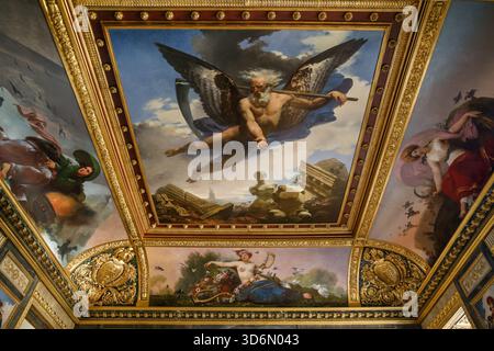 Soffitto decorato dipinto e dettagli in oro all'interno del Museo del Louvre di Parigi, che mostra opere d'arte classiche a affresco sopra colonne e archi in marmo. Foto Stock