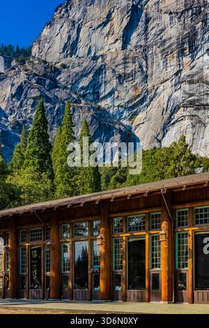 Vista esterna della sala da pranzo dell'Ahwahnee Hotel nel Parco Nazionale di Yosemite, California, Stati Uniti Foto Stock
