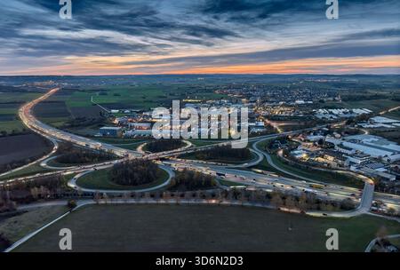 Vista aerea dell'incrocio autostradale Stoccarda nord che collega le autostrade tedesche A81 e B10 durante il rushour all'alba, Baden Württemberg, Germania Foto Stock