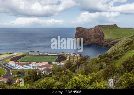 Vista panoramica delle spettacolari scogliere costiere e del campo di calcio di Fajã de Lopo Vaz sull'isola Flores, Azzorre, affacciata sull'Oceano Atlantico blu Foto Stock