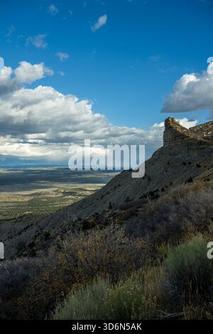 Vista dalla Mesa Top Ruins Road, dal Mesa Verde National Park, della Montezuma Valley in Colorado, USA. Foto Stock