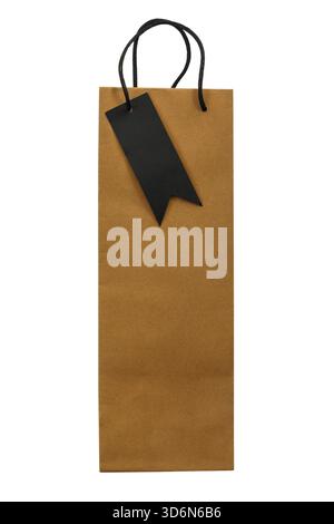 sacchetto per bottiglie sacchetto per bottiglie di vino con etichetta regalo nera con manici isolati su sacchetto regalo con sfondo bianco Foto Stock
