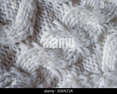 primo piano su tutta la struttura con grossa trama bianca in lana a cavo per un confortevole sfondo invernale Foto Stock
