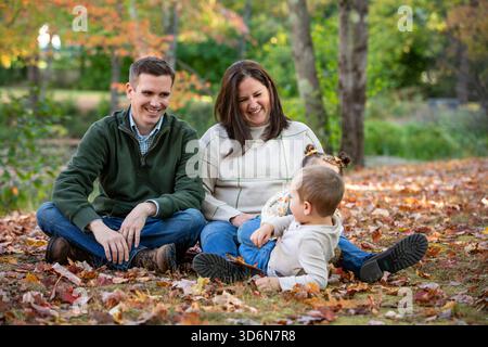 I genitori guardano felicemente mentre i loro figli lottano Foto Stock