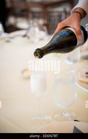 Champagne versato all'elegante ricevimento nuziale di Newport Foto Stock