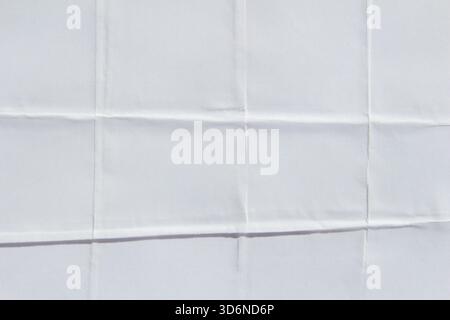 Sfondo bianco con trama per poster in carta arricciata e arricciata Foto Stock