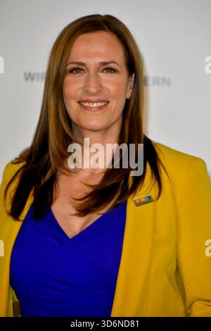 abb/ Ulrike Frank Schauspielerin zu Gast auf dem Roten Teppich im RTL Studio beim Charity zum 30.Geburtstag des RTL Spendenmarathon - wir helfen Kindern bei RTL Deutschland AM 20.11.2025 in Koeln Deutz NRW Deutschland *** abb Ulrike Frank attrice ospite sul tappeto rosso 30 2025 Foto Stock