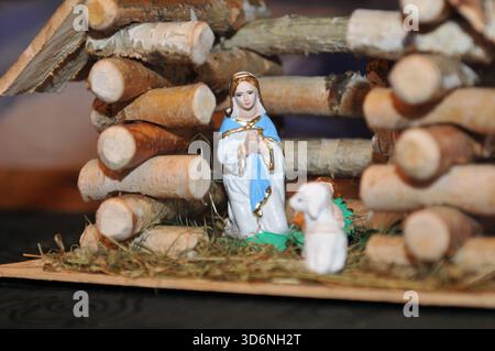 Piccolo presepe fatto a mano con Maria e agnello esposto a una fiera dell'artigianato natalizio a Sanok, in Polonia. Foto Stock