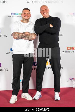 Familie Legat postiert. V.l.n.r. Nico Legat und Thorsten Legat beim 30. RTL-Spendenmarathon 2025 im Studio 8 der EMG Studios a Hürth, 20.11.2025 30a RTL Charity Marathon 2025 nello Studio 8 degli EMG Studios di Hürth (foto di Marco Bader/Sipa USA) crediti: SIPA USA/Alamy Live News Foto Stock
