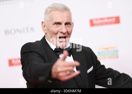 Amburgo, Germania. 19 novembre 2025. Heinz Hoenig partecipa alla cerimonia di premiazione "Goldene Bild der Frau" presso lo Stage Theater im Hafen. Credito: Christian Charisius/dpa/Alamy Live News Foto Stock