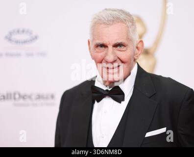 Amburgo, Germania. 19 novembre 2025. Heinz Hoenig partecipa alla cerimonia di premiazione "Goldene Bild der Frau" presso lo Stage Theater im Hafen. Credito: Christian Charisius/dpa/Alamy Live News Foto Stock