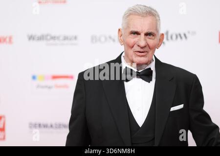 Amburgo, Germania. 19 novembre 2025. Heinz Hoenig partecipa alla cerimonia di premiazione "Goldene Bild der Frau" presso lo Stage Theater im Hafen. Credito: Christian Charisius/dpa/Alamy Live News Foto Stock